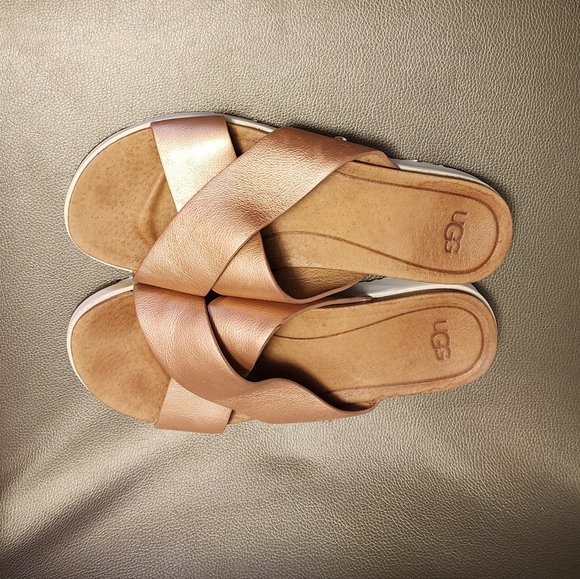 UGG's Kari, in Rose Metallic, sandal, size 7 - Picture 3 of 4